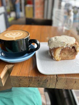 Cajeta latte, cinnamon roll.