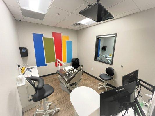 Treatment room 4 with TV on the ceiling and 1-way mirror glass