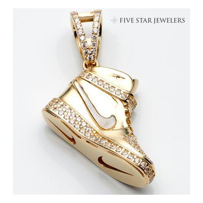 Charms de todos los estilos y todos los tamaños, visita nuestro sitio web www.fivestarjewelers.com para obtener descuentos en tu prenda.