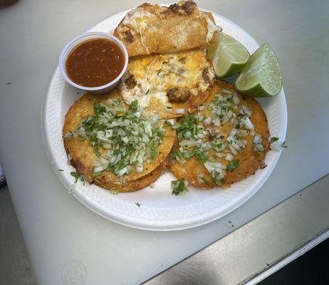 Las caprichosas.   Son unas quesadillas pequeñas de tortilla de maíz con su gusto de carne