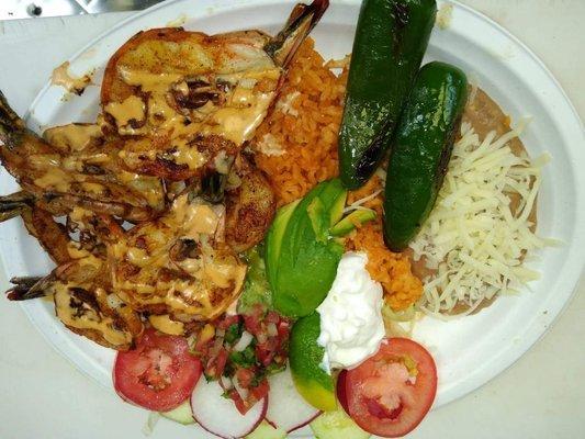 Camarones ah la plancha butterfly con Salsa chipotle ranch, rice,beans,tomatoes, radish sour cream and guacamole.