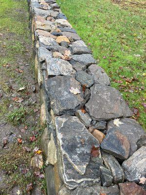 Stone wall, fieldstone.