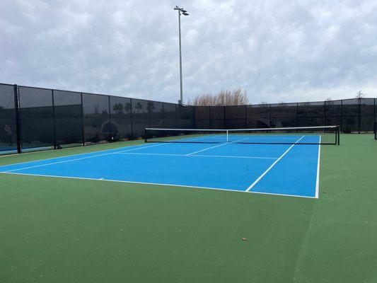 4 free tennis courts