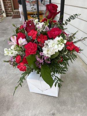 Beautiful flower arrangement delivery order for Valentine's Day