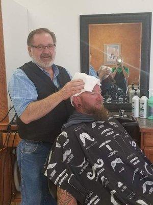 Frank one of the Dude's from Powell WY stop by to get a head shave and a beard line up.!!