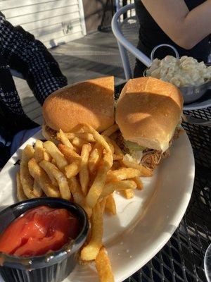 Pulled pork sandwich with Mac and cheese on the side