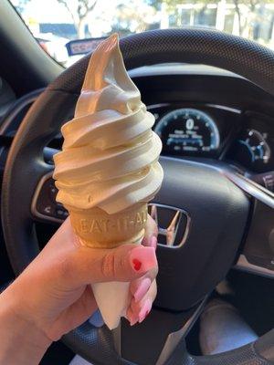 Golden vanilla cake cone