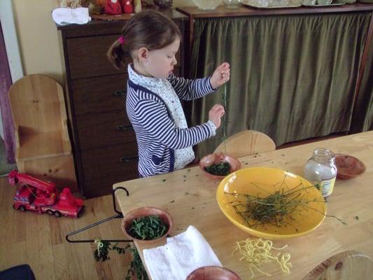 Preparing dried mint