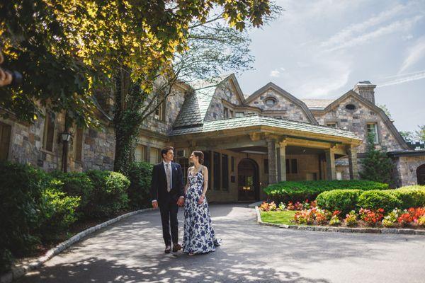 Wedding couple portrait at Tappan Hill Mansion