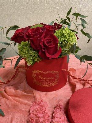 Beautiful roses in a hat box