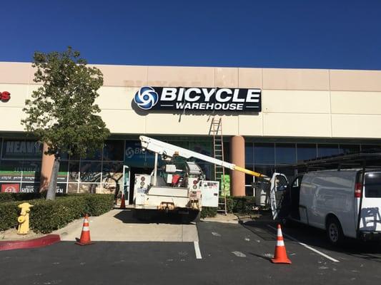 BICYCLE WEARHOUSE TEMECULA, CA  channel letter with halo effect  mastersignsmi.com