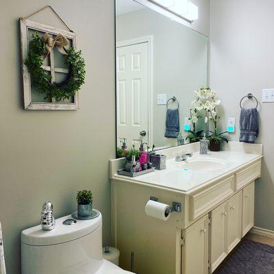 Bath room decluttering and home sale preparation/Home Staging