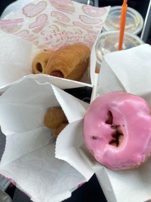 Strawberry donut for the missus (me), kolache & donut holes for the mr.