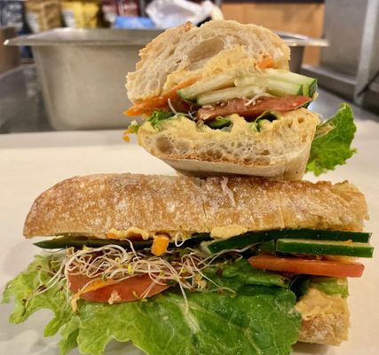 Rosemary: a great vegan sandwich with hummus and fresh vegetables.