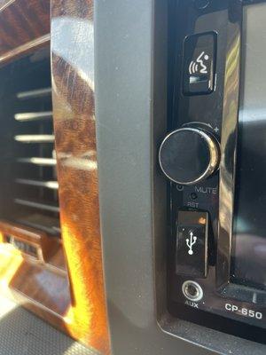 Knob installed hugging the "custom" double din piece so you cannot turn your volume up or down.