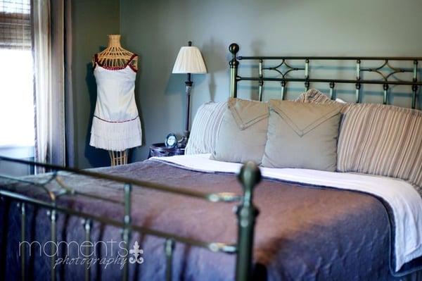 The Lyn Suite has a queen bed & a second bedroom with a full size bed that can be rented, a living room, a kitchenette and bath.