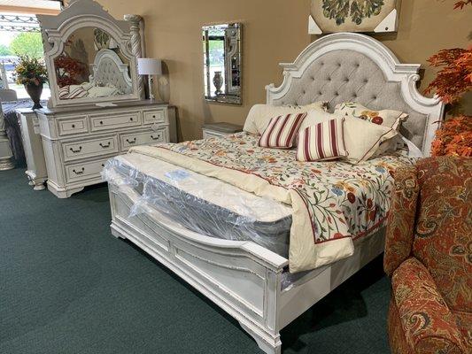 Liberty 244 Magnolia Manor Bedroom Set