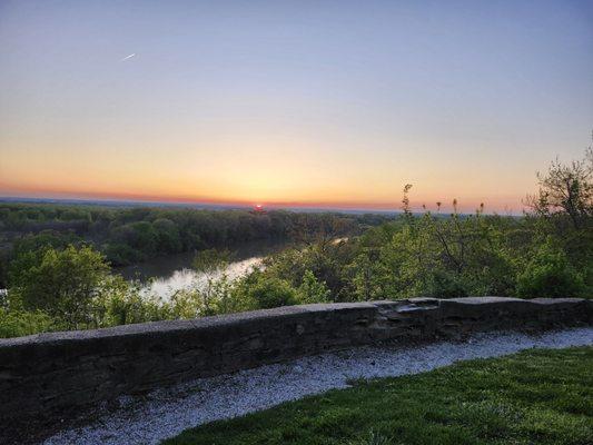 Merom bluff within 5 minute walk. Wabash River.