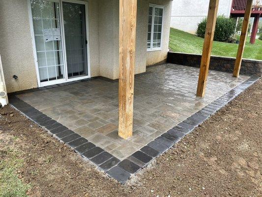 Rittenhouse Chernobyl pavers whit charcoal border and Dakota blend Coventry block retaining wall