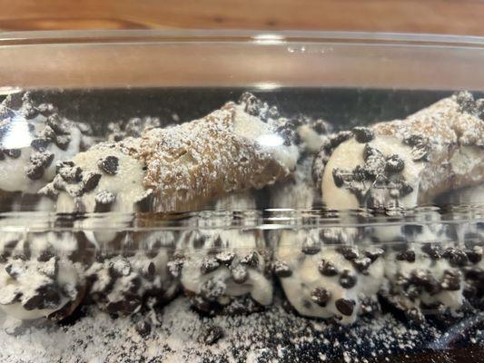 cannolis