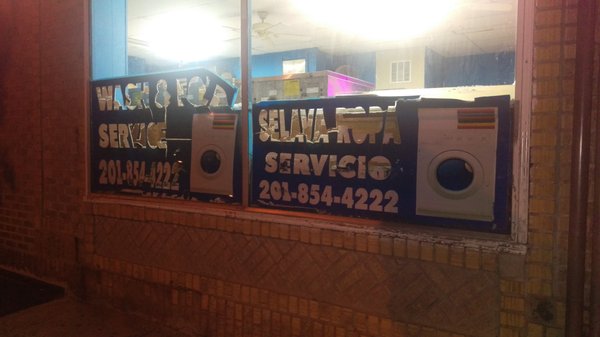 Broadway Laundromat • Wash & Fold Service • Se Lava Ropa Servicio