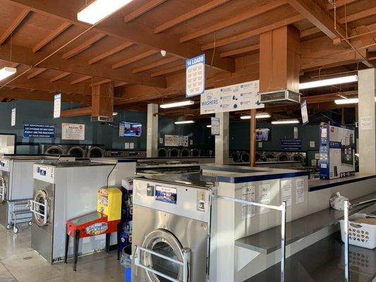 Large laundromat open 24 hours in North Hills, Ca