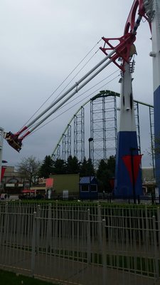 Wild Thing's landmark first hill with "Xtreme Swing" looking for its missing vowel in the foreground