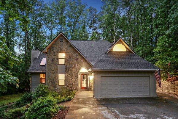 Culdesac with a level driveway in lake community of Loch Highland