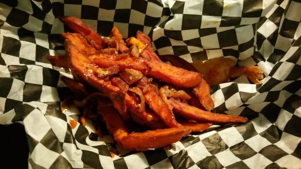 Sweet potato fries with bacon and spicy sauce