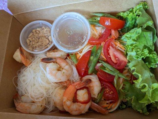 Thai papaya salad with rice noodles and shrimp