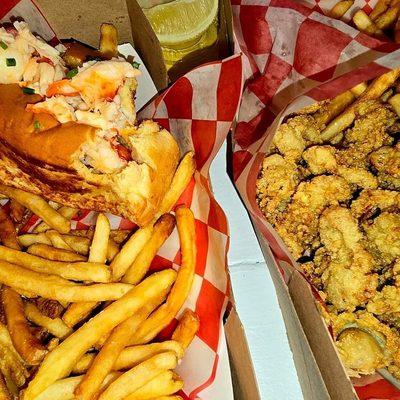 Lobster roll fries and whole fried clams. Nothing was greasy at all! Very fresh.