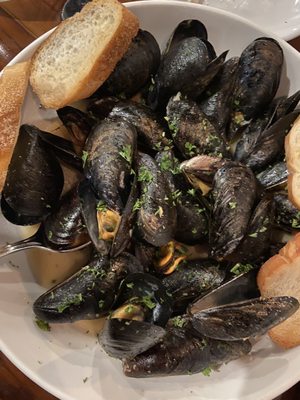 SAUTEED MUSSELLS w/ White Wine Sauce