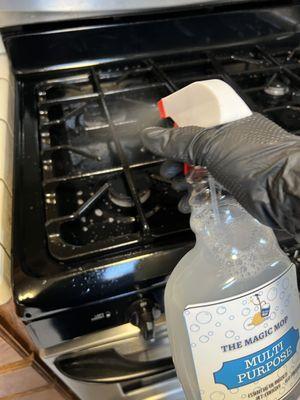 Cleaning the cooktop using our Magic Multipurpose Cleaner 100% natural