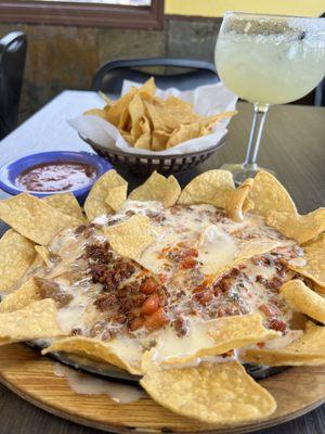 Chiriqueso. Margarita. Chips and salsa