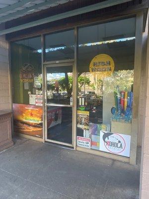 This is the tradewinds grocery store in Kahana, hi just about 15 minutes north of downtown Lahaina.