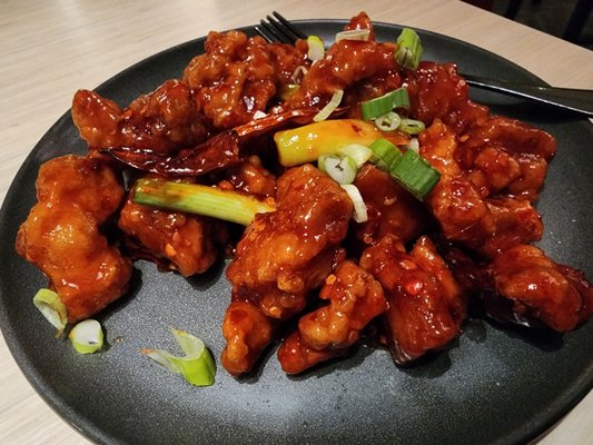 Crispy chicken with honey and dried chili peppers