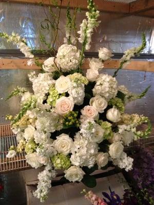 Elevated centerpiece in shades of white