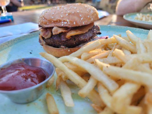 Bacon burger w/ shoestring fries