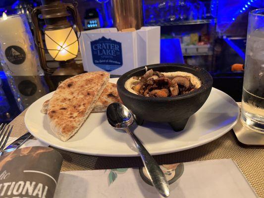 Hummus with mushrooms and pita bread.