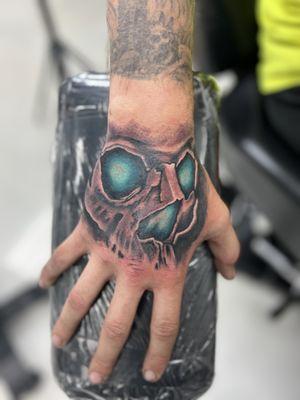 Skull on hand by @ktabuathier