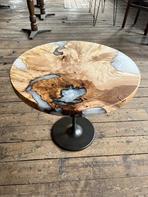 Round cocktail table