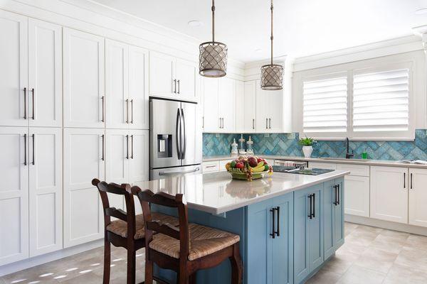 Austin TX Kitchen Remodel. White Shaker Cabinets & Blue Island Cabinet Design by Cabinet IQ.