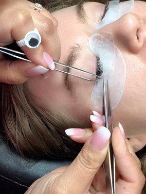 Installing individual lashes