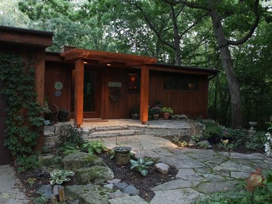 A natural front enterance for a Minneapolis home, makes for an inviting front yard landscape.