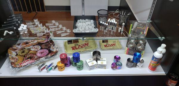 Glass, grinders, trays