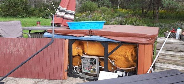 Broken/non operational jacuzzi with open wires everywhere