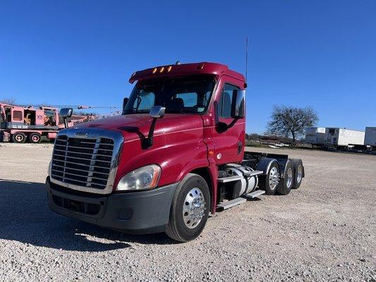 $52,500
2014 FREIGHTLINER CASCADIA 125
DETROIT DD13
10 SPEED TRANS.
450 HP
LIFT AXEL
661,045 MILES
DOUBLE FRAMED