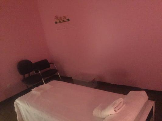 Really good place . Nice Asian massage. They have couple room.