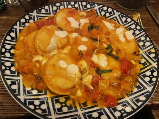 Ravioli in a fresh tomato and basel sauce with mozzarella.