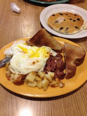 I moved the egg so you could see the hash. This was nicely plated until I moved the egg. #thathashtho